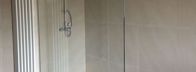 douchewand met stabilisatiestang