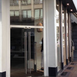 glazen voordeur winkel etalage