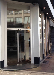 glazen voordeur winkel etalage