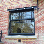 houten raam met donkere moluren