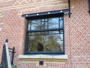 houten raam met donkere moluren