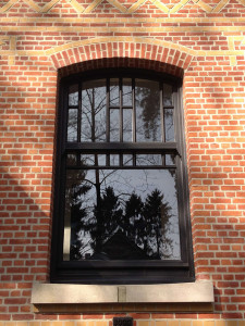 houten raam met moluren