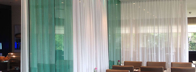 scheidingswand in restaurant van een hotel